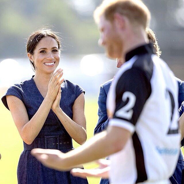 «Такие настоящие»: принц Гарри и Меган Маркл поцеловались на публике - «Психология»
