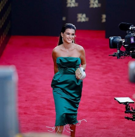 "Похожа на переваренные спагетти": публику рассмешила бахрома на платье Ксении Бородиной - «Красота»