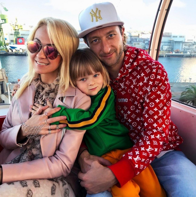 «Как манекен»: пикантный снимок Евгения Плющенко и Яны Рудковской удивил отсутствием эмоций - «Психология»