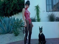 Латекс и доберман: сестра Ким Кардашьян снялась в необычном фотосете - «Я как Звезда»