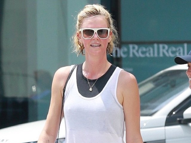 Шарлиз Террон сверкнула грудью в облегающей топе - «Домашние Питомцы»