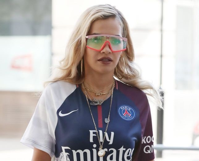 Рита Ора в ярком платье снова оказалась в центре внимания - «Красота»