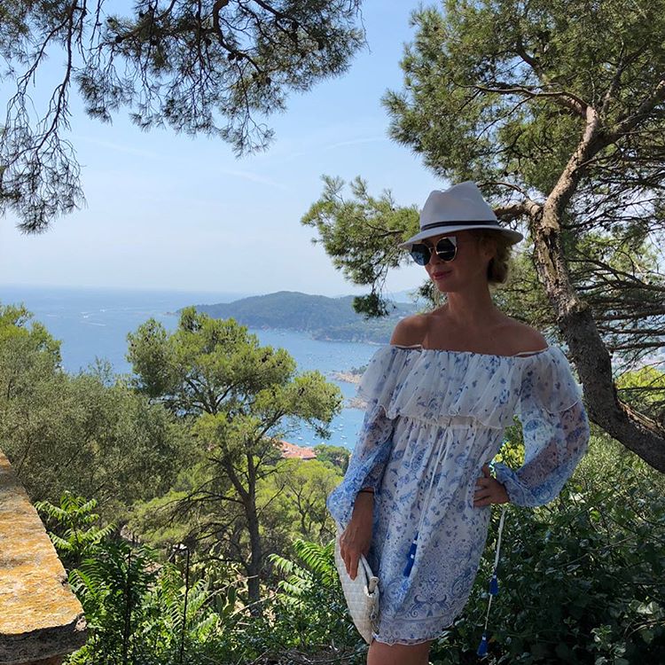 Роды не помеха: 42-летняя Елена Захарова показала отличную фигуру - «Домашние Питомцы»