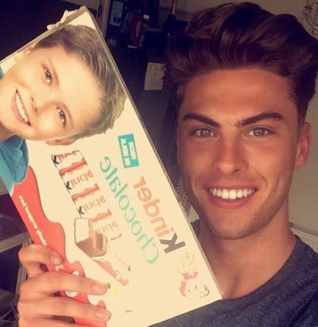 Настоящий Кен: мальчик с упаковки Kinder-шоколада вырос красивым мужчиной - «Я и Отдых»