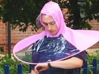 В Британии придумали необычный аксессуар, который защищает от дождя - «Про жизнь»