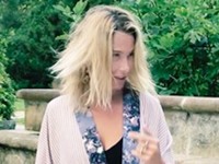 Юлия Высоцкая надела халат с босоножками на каблуках - «Я как Звезда»