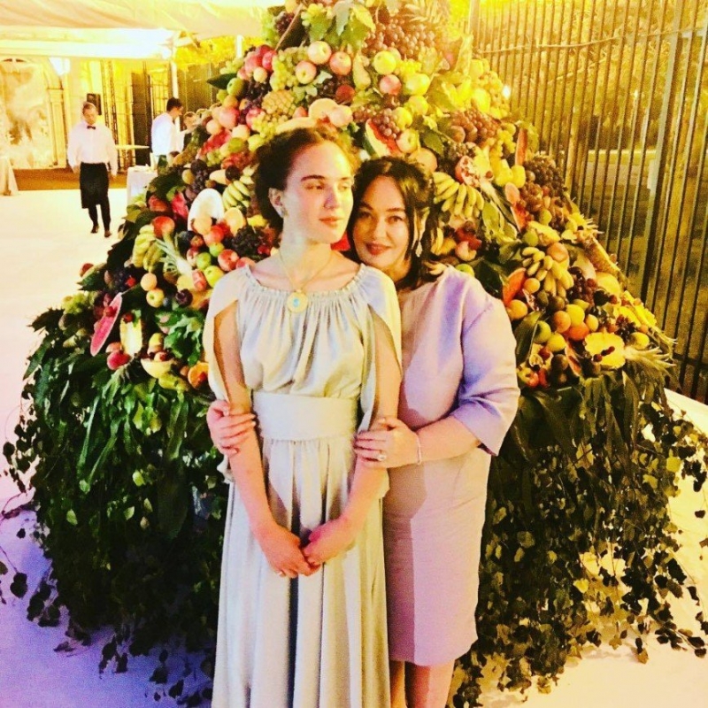 Джинсы-клеш дочери напомнили Ларисе Гузеевой о ее молодости - «Красота»