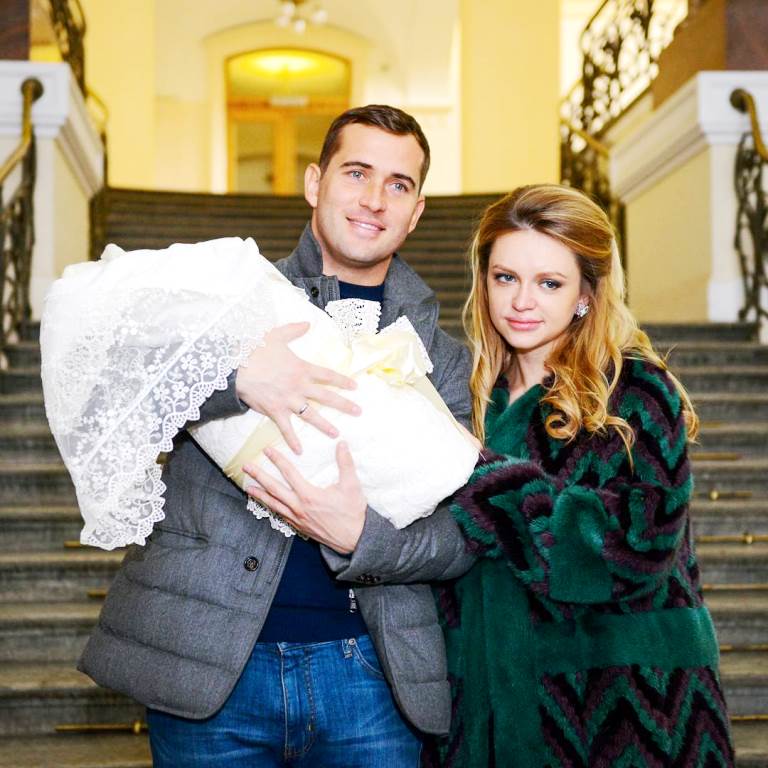 Суд обязал Александра Кержакова вернуть сына жене Милане Тюльпановой - «Психология»