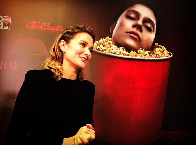 Бархат и кружево: Надежда Михалкова появилась на премьере дебютного фильма в неординарном наряде - «Домашние Питомцы»