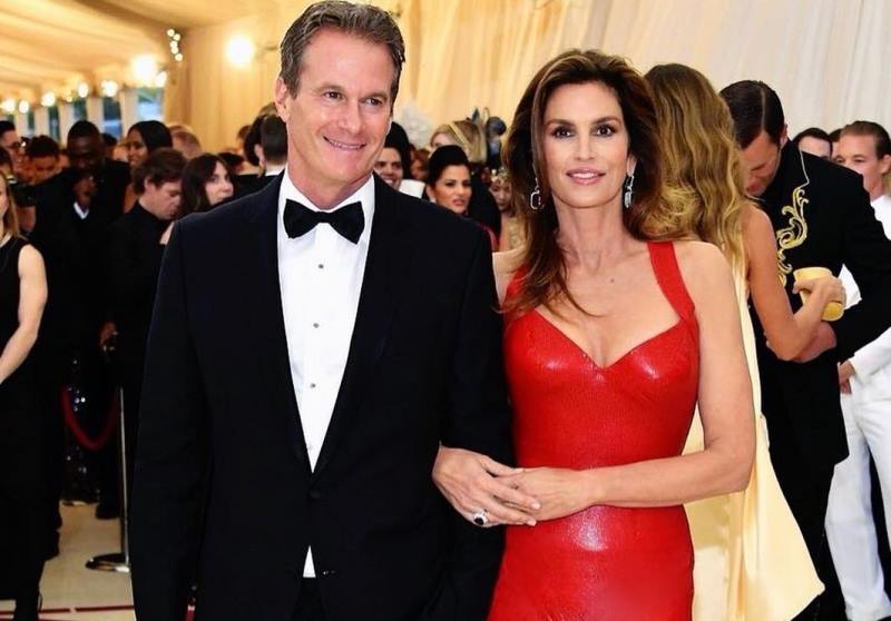 Синди Кроуфорд с мужем и детьми примерили образы рок-звезд для Хэллоуина - «Домашние Питомцы»