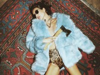 Ковер, шуба и топор: Кети Топурия в провокационной съемке - «Я как Звезда»