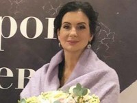 Екатерина Стриженова в лиловом шарфе пришла на выставку - «Я как Звезда»