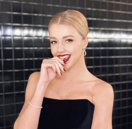 Для светского выхода Юлианна Караулова выбрала бархатный комбинезон - «Красота»