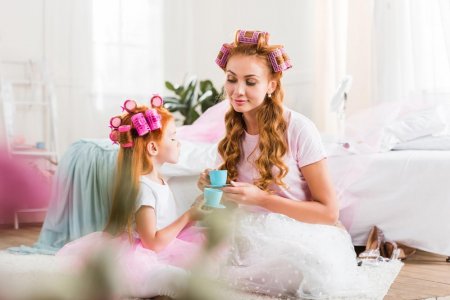 'Такая большая, а все в куклы играет'. Замолчите и не мешайте - «Дети»