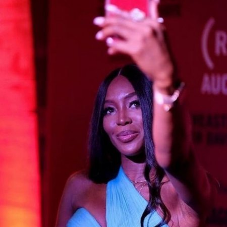 Наоми Кэмпбелл приехала на благотворительный аукцион в элегантном бирюзовом платье - «Красота»