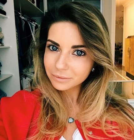 Галина Юдашкина побывала на выставке современного искусства в красном мини - «Красота»