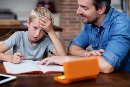 Не умеют быстро писать и слишком старательные: 4 недочета семейного обучения - «Образование»