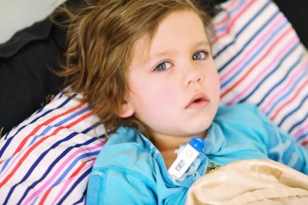 Высокая температура у ребенка: сбивать и лечить - «Дети»