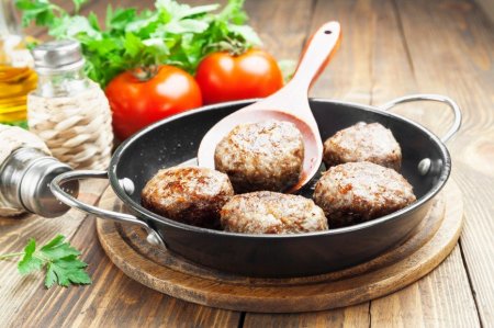 Необычные и вкусные котлеты, запеченные в духовке с картофелем - «Я и Кухня»
