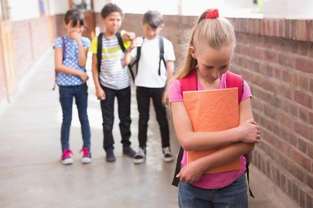 Травля ребенка в школе: 4 отличия от обычного конфликта - «Образование»