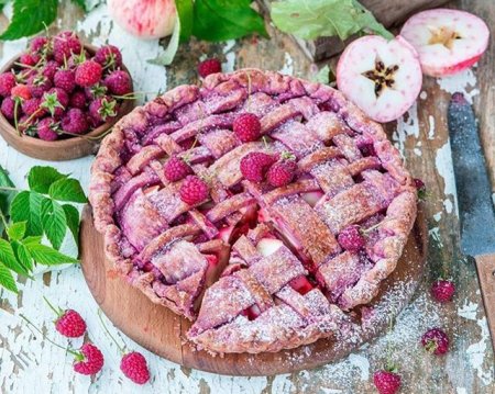 Ягодный сезон: готовим вкусный яблочный пирог с малиной - «Я и Кухня»