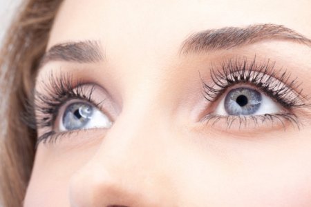 8 секретов по уходу за кожей вокруг глаз, которые помогут выглядеть моложе - «Уход»