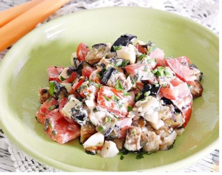 Салат с жареными баклажанами, помидорами и яйцом - «Закуски»