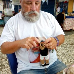 Дедушка с витилиго вяжет кукол для детей с такой же болезнью, чтобы поддержать их - «Разное»