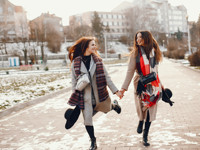 С чем носить укороченные джинсы и трикотажные штаны: 3 уютных образа для выходных - «Я и Мода»