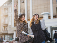 С чем носить брюки-дудочки и мини-платье: 3 образа для теплых, но зимних выходных - «Я и Мода»