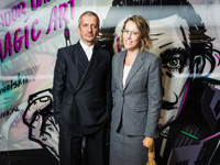 Собчак и Навка с мужьями, Захарова и другие посетили вернисаж в Москве - «Я как Звезда»