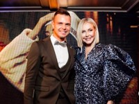 Маша Малиновская вышла в свет в блестящих колготках и платье с объемными рукавами - «Я как Звезда»