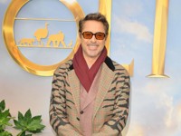 Роберт Дауни-младший появился на красной дорожке в «тигрином» пальто - «Я как Звезда»