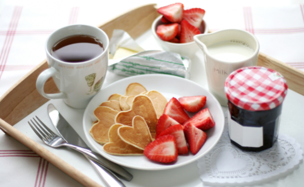 Как превратить обычный завтрак в романтический: 7 оригинальных идей с фото - «СЕМЬЯ»