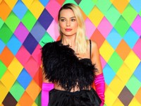 Марго Робби вышла на красную дорожку в топе из перьев и розовых перчатках - «Я как Звезда»