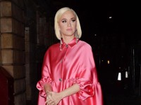 Кэти Перри отправилась на прогулку в объемном атласном пальто - «Я как Звезда»