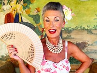 62-летняя бабушка-блогер наряжается в ретрокупальники и ультрамини - «Про жизнь»