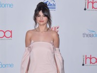 Селена Гомес надела на бьюти-премию платье сказочной принцессы - «Я как Звезда»