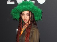 В моду вернулся еще один тренд из 90-х - «Про жизнь»