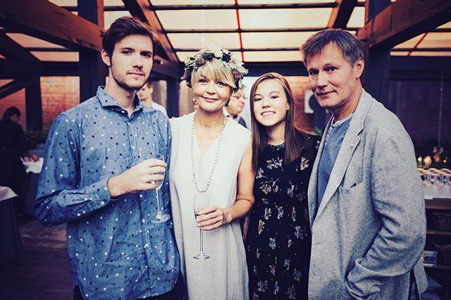 Любовь повсюду! Юлия Меньшова показала семейное фото со взрослыми детьми - «Я и Отдых»