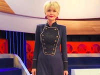 Грациозная Юлия Меньшова выбрала для съемок стильное платье с пуговицами - «Я как Звезда»