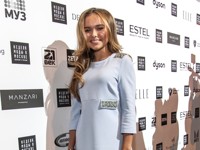 Стеша Маликова показала фолловерам необычный макияж с розовыми бровями - «Я как Звезда»