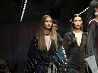 Сестры Хадид, Алена Шишкова, Даутцен Крез и другие звезды на показах в Милане - «Я как Звезда»