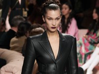 Пайетки, широкие плечи и пальто из «Служебного романа»: чем запомнилась Неделя моды в Милане - «Я и Мода»