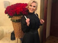 Пелагея позирует в черном наряде с корзиной алых роз - «Я как Звезда»