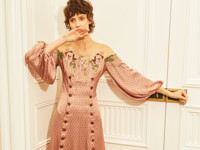 Воздушное платье, тренч и правильная футболка: как одеться (и обуться) ранней весной - «Я и Мода»