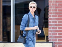 Шарлиз Терон в джинсовом комбинезоне прогулялась по Лос-Анджелесу - «Я как Звезда»