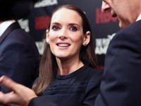 «Размазанный» макияж и необычная сумка: строгий выход Вайноны Райдер - «Я как Звезда»