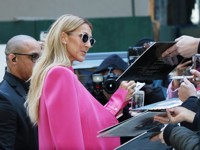 Селин Дион выгуляла розовый брючный костюм с плиссированной юбкой - «Я как Звезда»