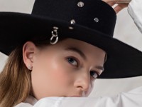 Делаем весенние образы разнообразнее: массивные цепи, берет и платье в цветах - «Я и Мода»